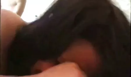 Gadis seksi berkulit gelap dengan payudara besar alami dan sangat indah menyalakan seorang pria dengan payudaranya dan mulutnya bokep ramon mp4