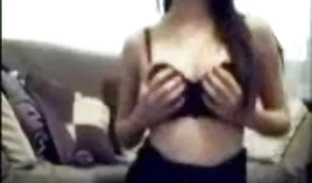 Brunette video bokep asian mp4 cantik menyebalkan di depan kamera