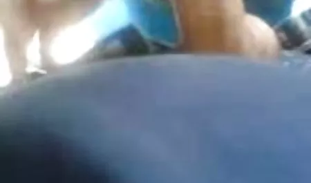 Pelacur muda Vika membelai kucing mp4 bokeb