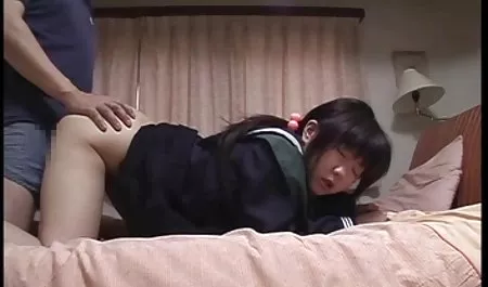 Dua gadis muda yang cantik memutuskan untuk membelai pussies mereka di tempat tidur besar. Mereka berciuman dengan penuh semangat di montok mp4 bibir, setelah itu lidah si rambut cokelat meluncur turun ke vagina yang dicukur lembut oleh pacar.