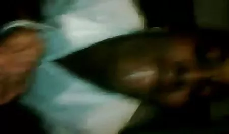 Dengan video mp4 bokep lembut dan bertahap, Woodman menyuruh gadis itu menanggalkan pakaiannya, mulai membelai vaginanya, dan ketika dia akhirnya membebaskan dirinya, dia menjebaknya di pantat