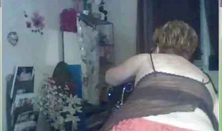 Dua gadis bokep mp4 gratis bernafsu dalam lateks masturbasi kontol dan tuangkan sperma ke wajah pria itu