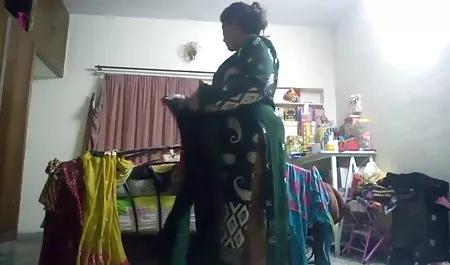 Pelacur memamerkan pantat besarnya dan menggairahkan laki-laki bokep ibu mp4