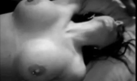 Dokter seksi menunjukkan kepada pasien tindakan semprotan baru dari xxx bokep mp4 pemotretan cepat, ia membuka pakaian dan menyentuh kemaluannya