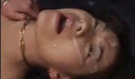 Seorang bikep mp4 gadis cantik tidak bisa menahan diri dari melihat seorang pria kulit hitam yang menggelembung, dengan belut yang kekar mencuat dari celananya