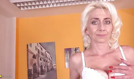 Murid-murid seksi muda dikelompokkan ngetot mp4 dengan seorang pria yang lucu