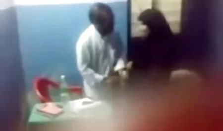Melihat ukuran penis keparat barunya, si pirang yang berdada itu sangat bahagia dan tanpa basa-basi sex bokep mp4 mulai menghisapnya dengan keras.