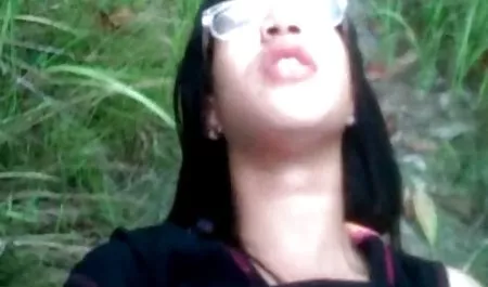 Berciuman dengan seorang gadis video bokep mp4 terbaru cantik, dan kaget ternyata itu banci