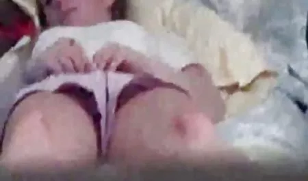 Bayi itu akhirnya memoles penis dengan bibirnya yang berair dan memperlihatkan vagina xxx video bokep mp4 Jepang yang berbulu di bawah alat ini