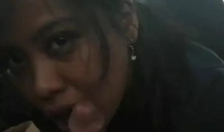 Tembakan jarak dekat, seekor anak perempuan montok mp4 membelai vaginanya