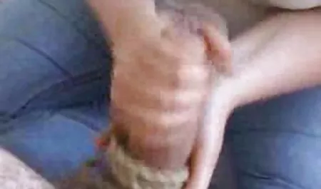 Bersemangat di tempat kerja, perempuan jalang itu meletakkan kakinya di atas meja dan membelai vaginanya asian bokep mp4 yang basah