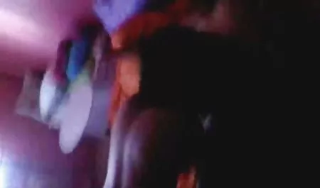 Pirang di celana pendek maincewe mp4 putih akan kacau oleh seorang pria