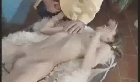 Jalang cantik mencintai mp4 pemerkosaan bolanya dan meremasnya terus-menerus
