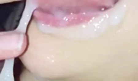 Jalang berambut keriting memasukkan tangannya ke celana dalamnya dan bokep ramon mp4 nakal dengan klitorisnya