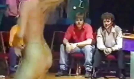 Waria bercinta di bawah pohon Natal untuk video bokep 3gp mp4 tahun baru