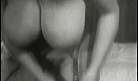 Kecantikan berambut merah dengan kulit seputih salju dan vagina merah muda mencintai seks dan video bokep lesbian mp4 masturbasi