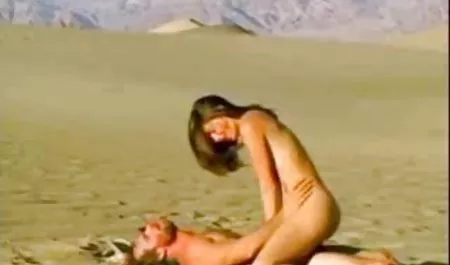 Pirang seksi menyenangkan memukul-mukul vaginanya dengan bokep mp4 online jari