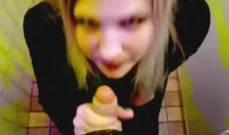 Rambut pirang alina kacau bokep sma mp4 di itu kursi sofa dan basah kuyup di