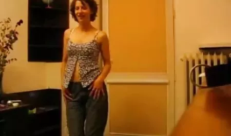 Seks romantis dengan pirang seksi di kamar mandi oleh cahaya lilin montok mp4